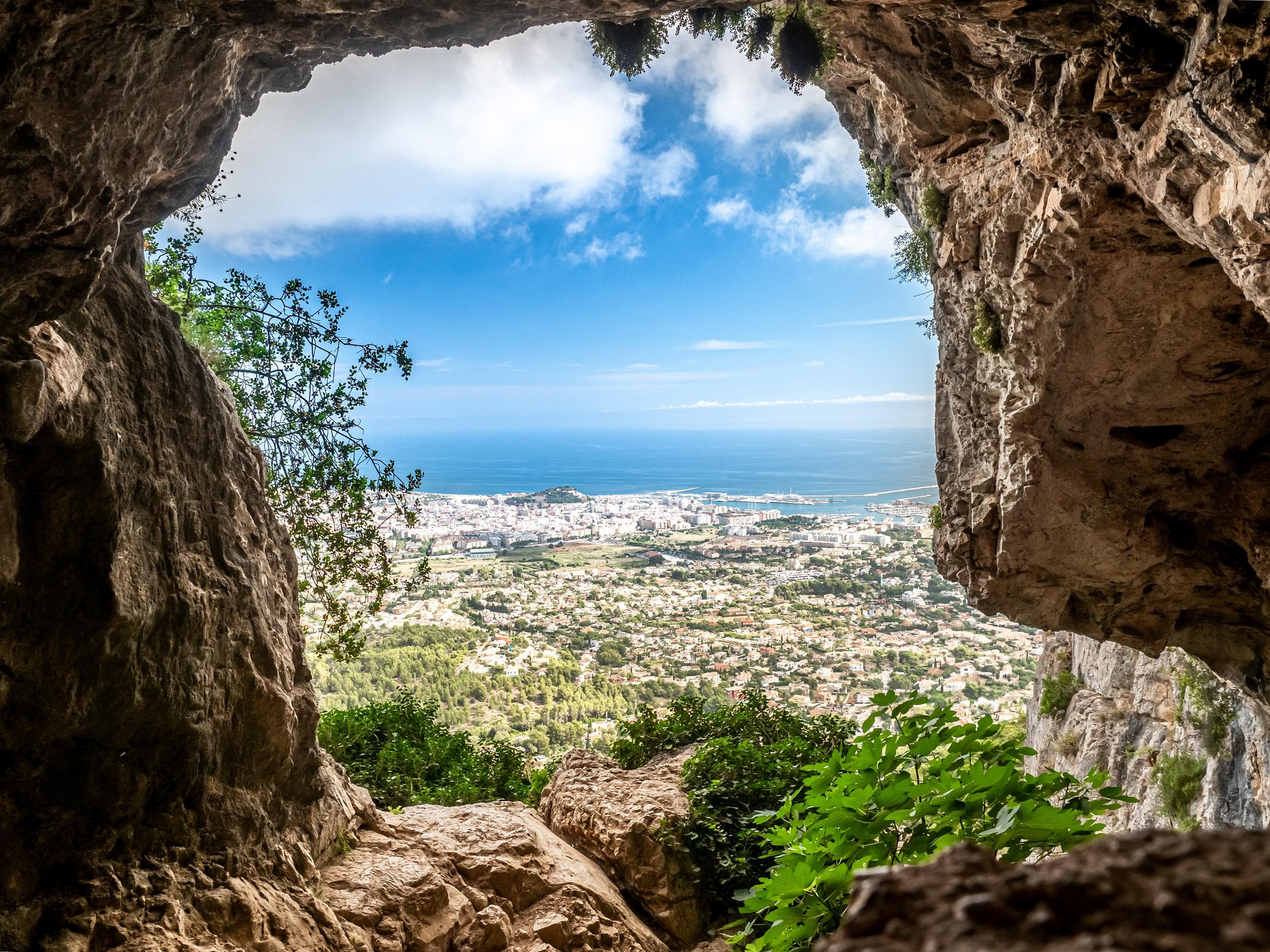 Uitzicht op Dénia vanuit een grot in het Montgó Natuurpark